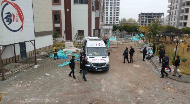 Malatyada tadilat yapılan binada iskele çöktü: 2 ölü