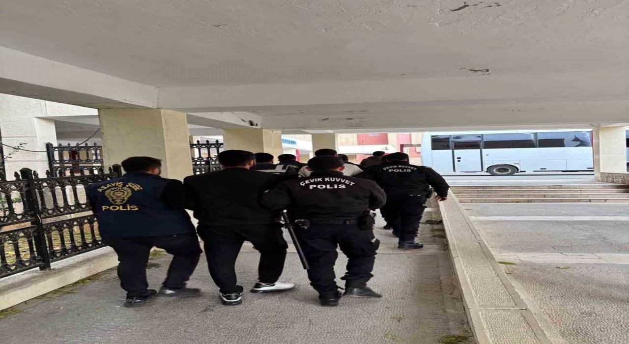 Mardinde 1i avukat 4 kişiyi yaralayan 4 şahıs tutuklandı