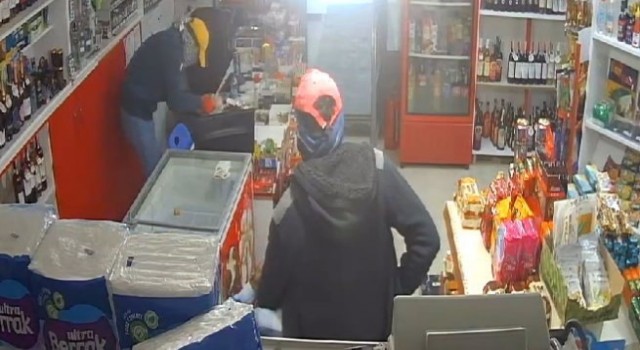 Markette bıçaklı soygun kamerada: 2 şüpheli tutuklandı