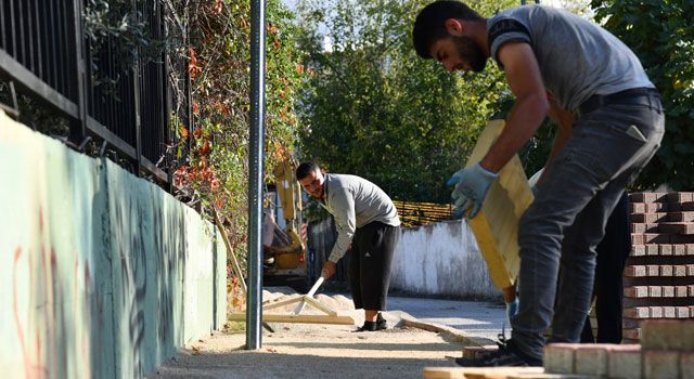 Okul Önlerinde Modern Kaldırım Çalışmaları Devam Ediyor