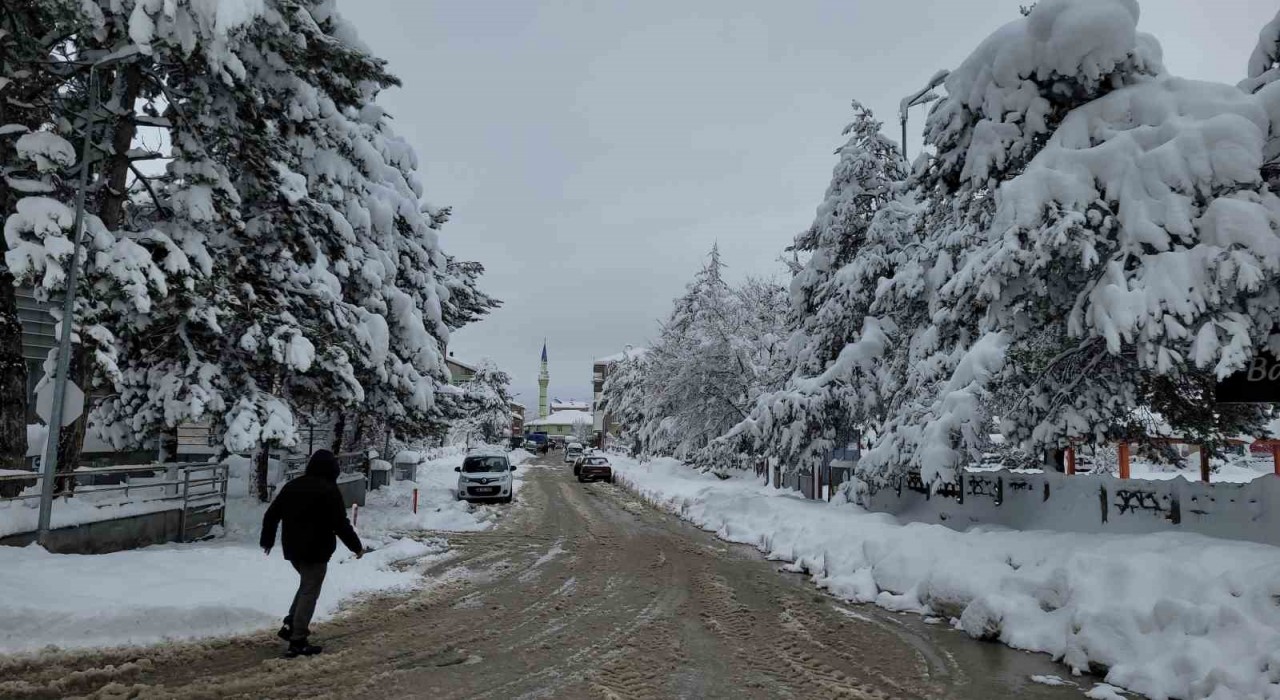 Okulların tatil edildiği ilçede kar kalınlığı 60 santimetreye ulaştı