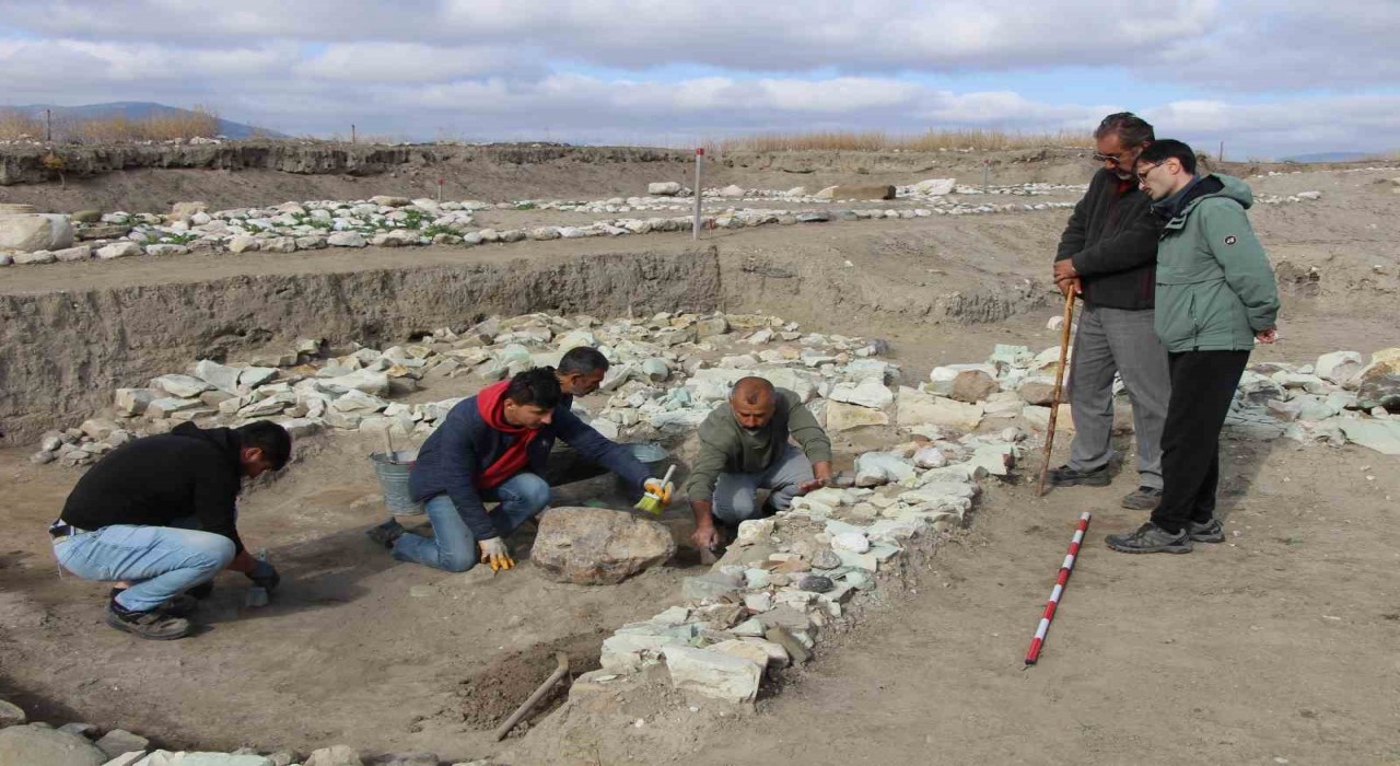 Oluz Höyükte kutsal oda ve taş ortaya çıkarıldı: Anadolu arkeolojisinde ilk”