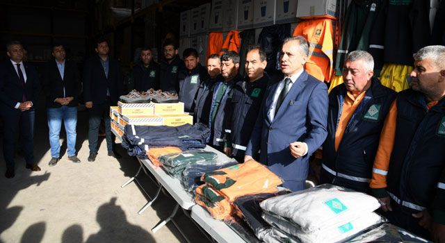 Osmaniye Belediyesi Personeline Kışlık Kıyafet Desteği