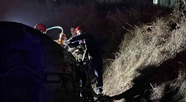 Osmaniye'de 2 otomobil ve 1 traktörün karıştığı zincirleme kaza: 3 ölü