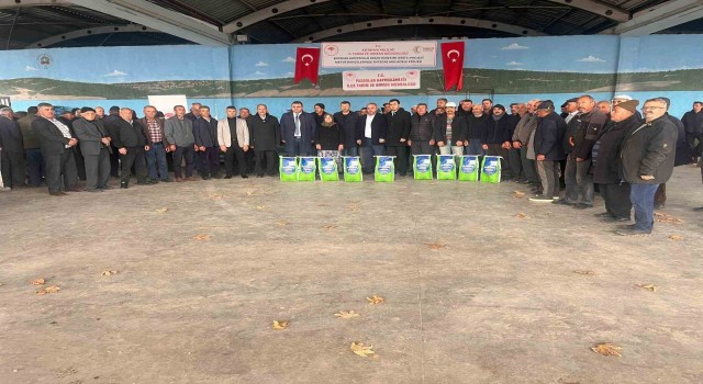 Pazarlarda üreticilere Bordo bulamacı dağıtıldı