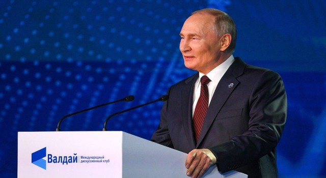 Putin seçim zaferinden dolayı Trumpı tebrik etti