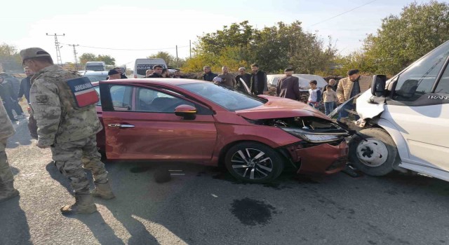 Rehqbilitasyon servisi ile otomobil çarpıştı: 4ü çocuk 13 yaralı