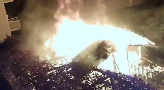 Samsunda apartman bahçesindeki çardak alev alev yandı