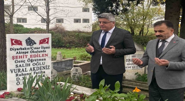 Şehit Öğretmen Vural Akdeniz, kabri başında anıldı