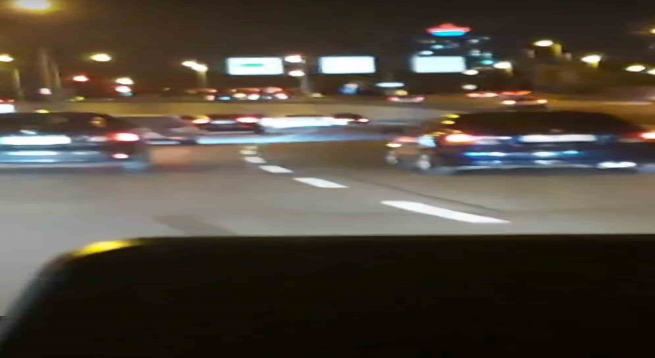 Seyir halindeki araçtan sarkarak video çeken şahıs kamerada