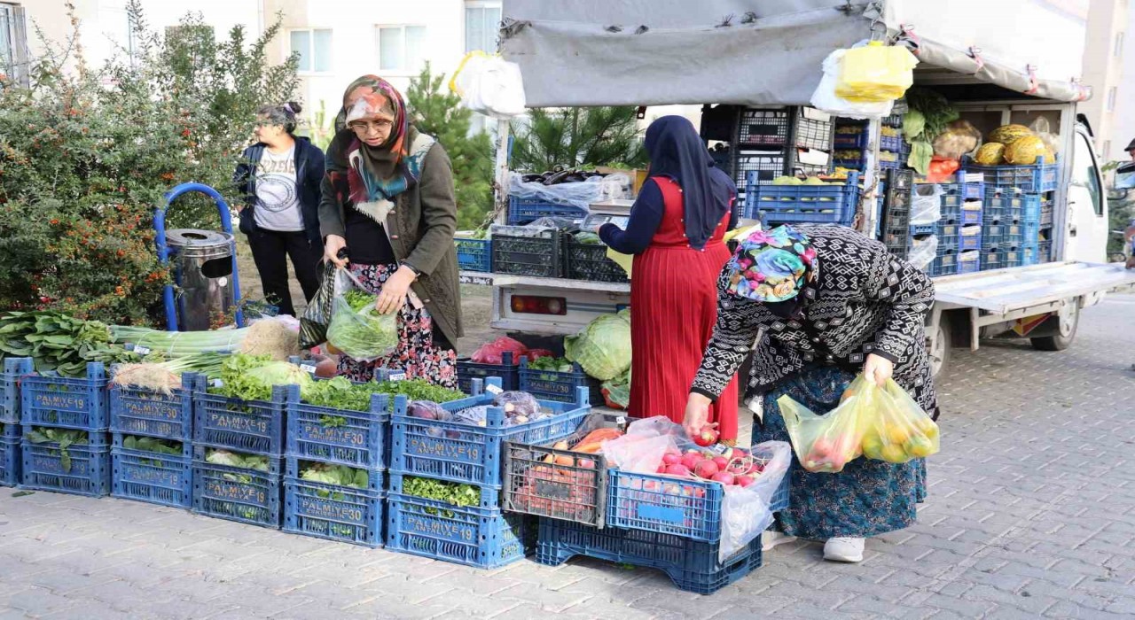 Seyyar manav ve fırın sayesinde ihtiyaçlarını karşılıyorlar