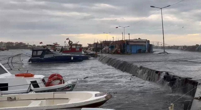 Şiddetli lodos nedeniyle İstanbulda deniz taştı, tekneler zarar gördü