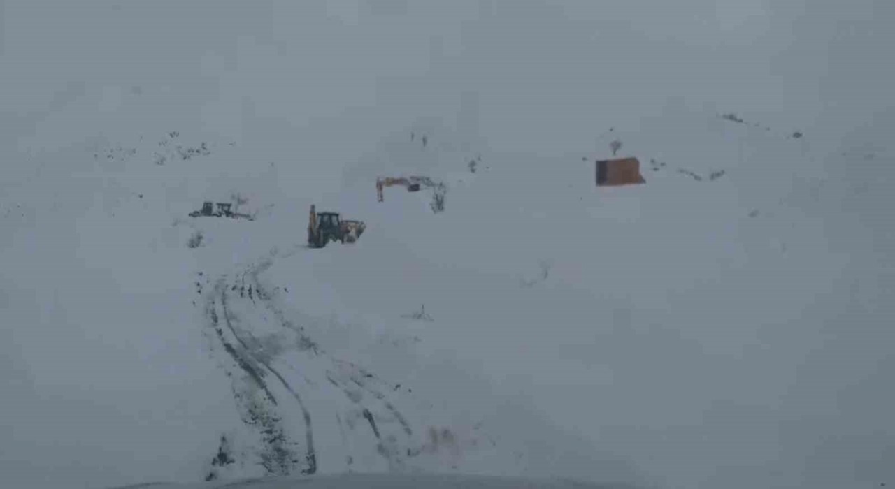 Siirtte kardan kapanan yolda çalışmalar devam ediyor