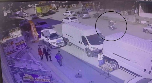 Şov uğruna canını hiçe sayan motosikletli, kaza yapınca arkasına bakmadan kaçtı o anlar kamerada