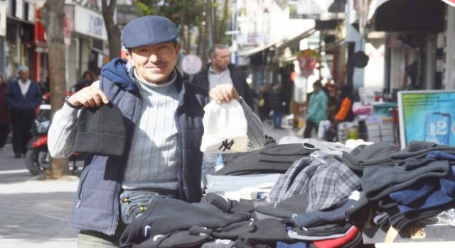 Tavşanlıda kışlık giysiler tezgahlarda yerini almaya başladı