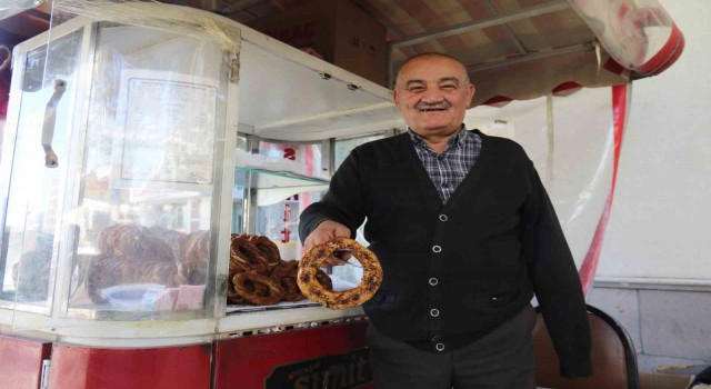 Tek koluna rağmen hayata dört elle sarılan simitçinin azmi takdir topluyor