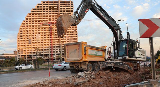 Tugay Köprülü Kavşağı'nda Trafik Rahatlatma Çalışmaları Hızla Sürüyor
