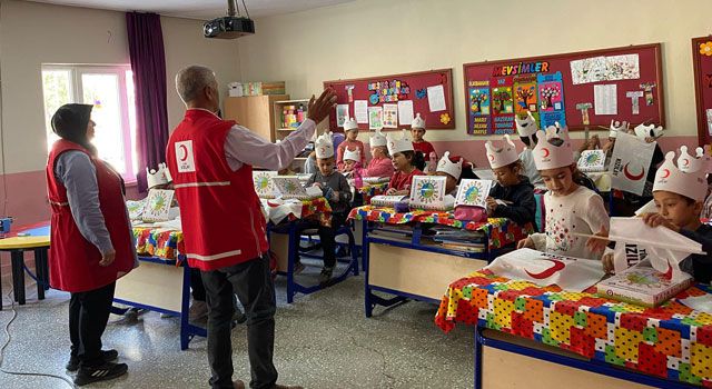 Türk Kızılay Kadirli Şubesi'nden Köy Okuluna Ziyaret