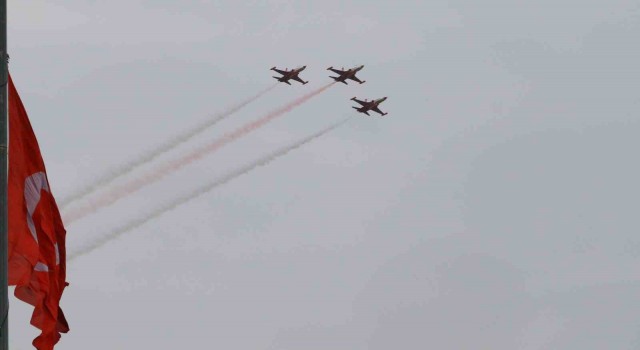 Türk Yıldızlarından Antalyada Ataya Saygı Uçuşu