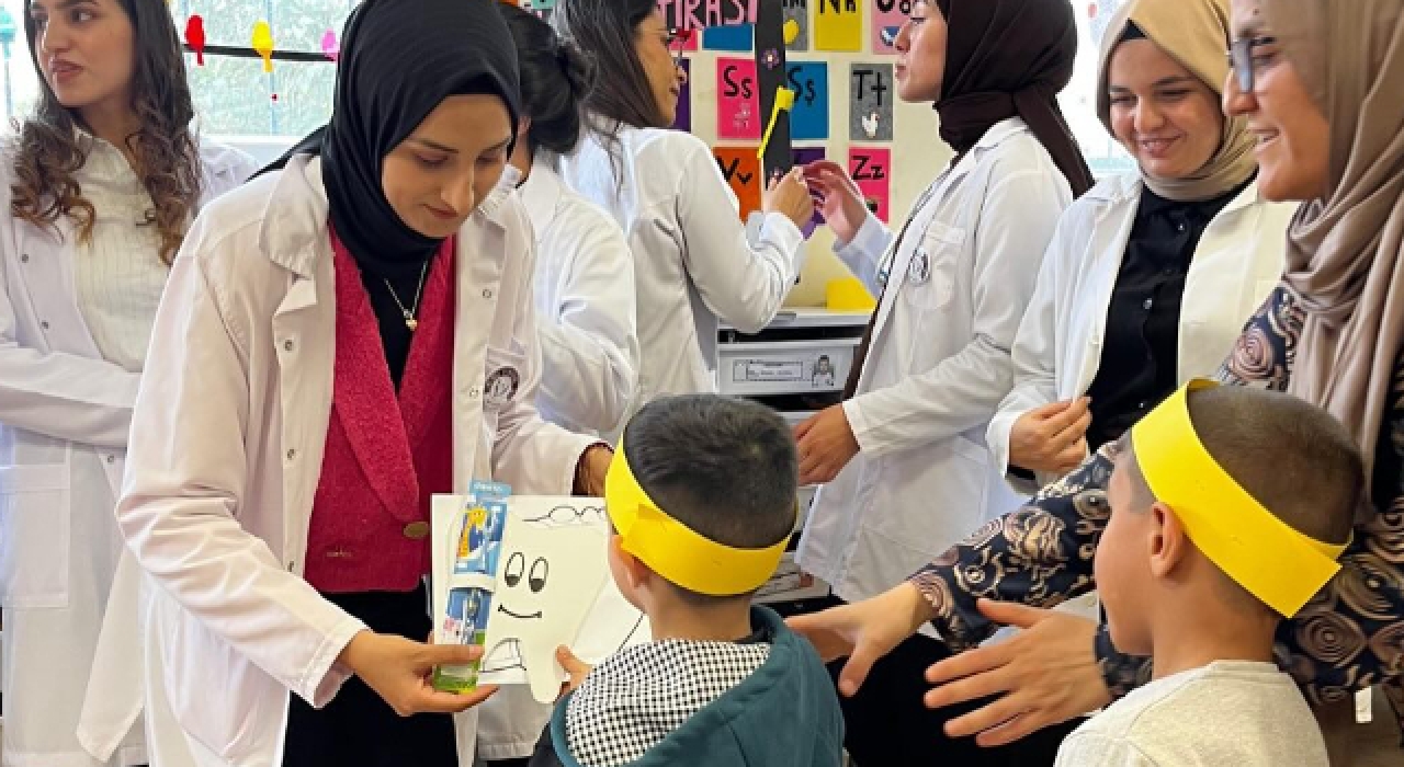 Üniversite Öğrencilerinden Çocuklara “Diş Sağlığı” Eğitimi