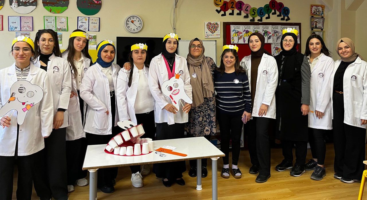 Üniversitelilerden Miniklere Diş Sağlığı Eğitimi