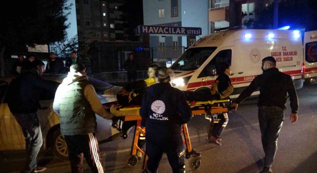 Yayaya yol veren araca çarptı, sıkışan sürücüyü vatandaşlar çıkardı