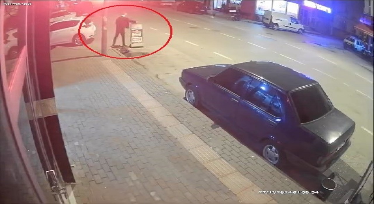 Yoldan aldığı tabela ile dükkana saldırdı