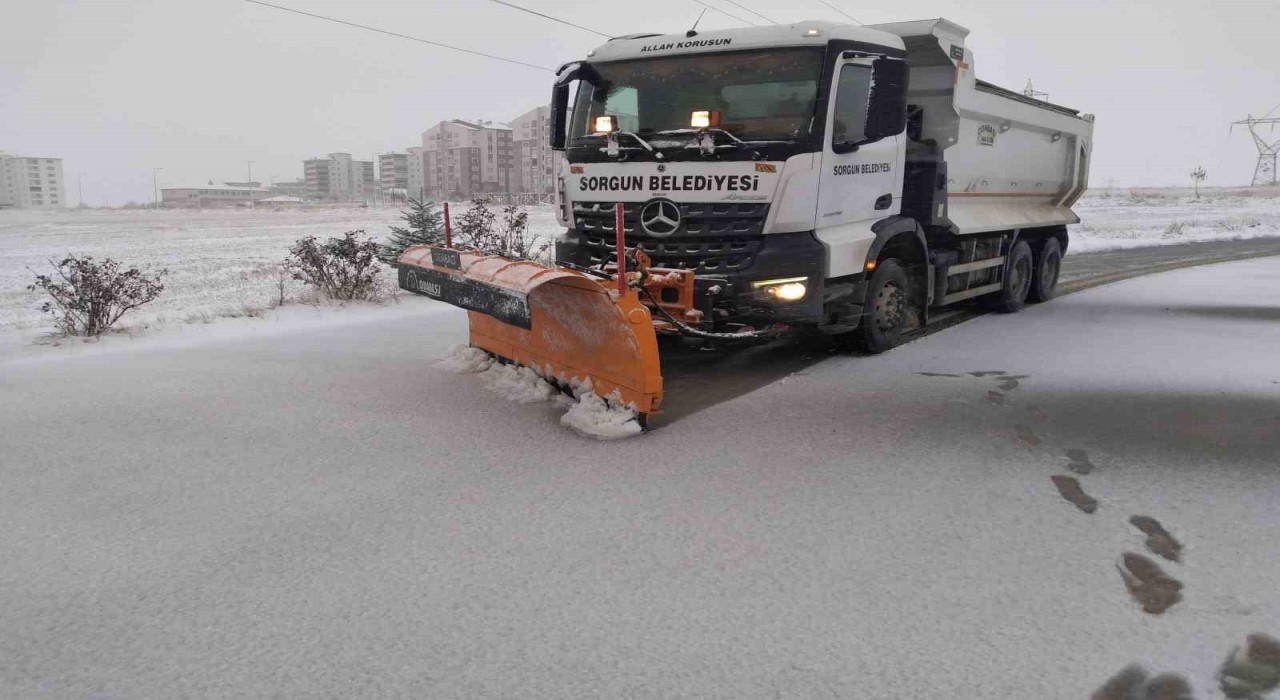 Yozgatta yoğun kar yağışı sonrası Sorgun Belediyesi kar temizleme mesaisinde