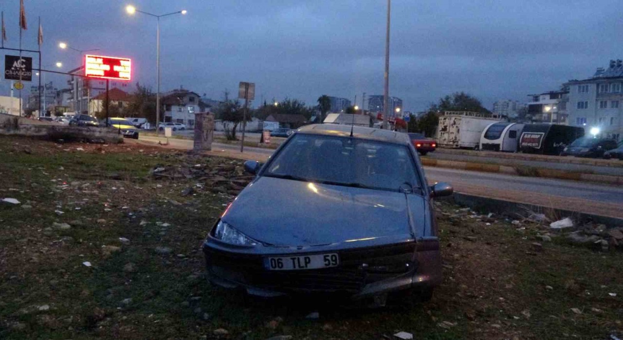 14 yaşındaki çocuğun kullandığı araç kaldırımda yürüyen aileye çarptı: 1i bebek 3 yaralı