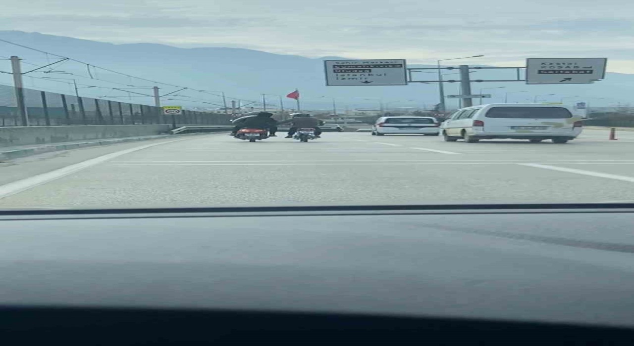 2 motosikletlinin tehlikeli yolculuğu kameraya yansıdı