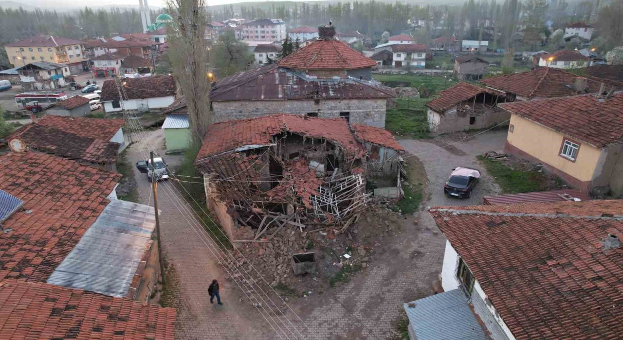 5,6lık depremin merkez üssü Buğdaylı köyünde yaralar sarılıyor
