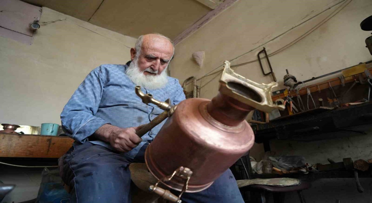 81 yaşındaki ustanın yaptığı bakır semaverler 20 bin TLden satılıyor, yurt dışından bile talep görüyor