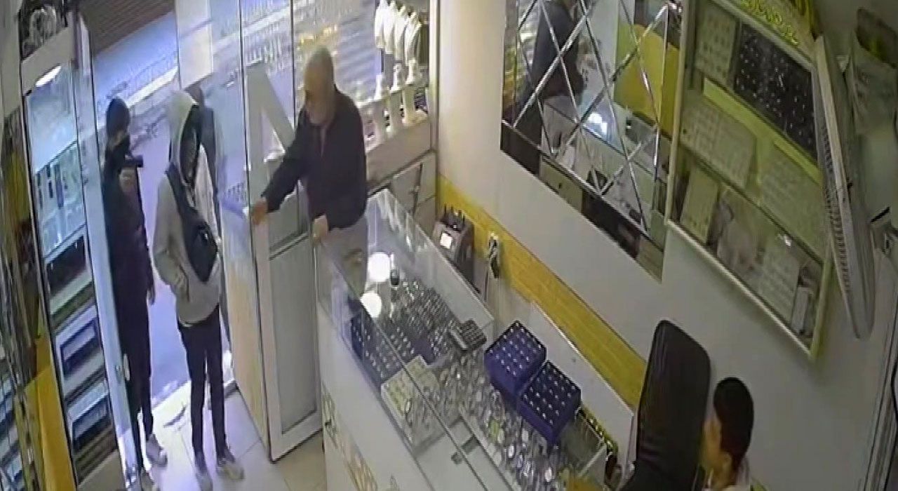 Adana’da Kuyumcunun Cesareti Soyguncuları Kaçırttı