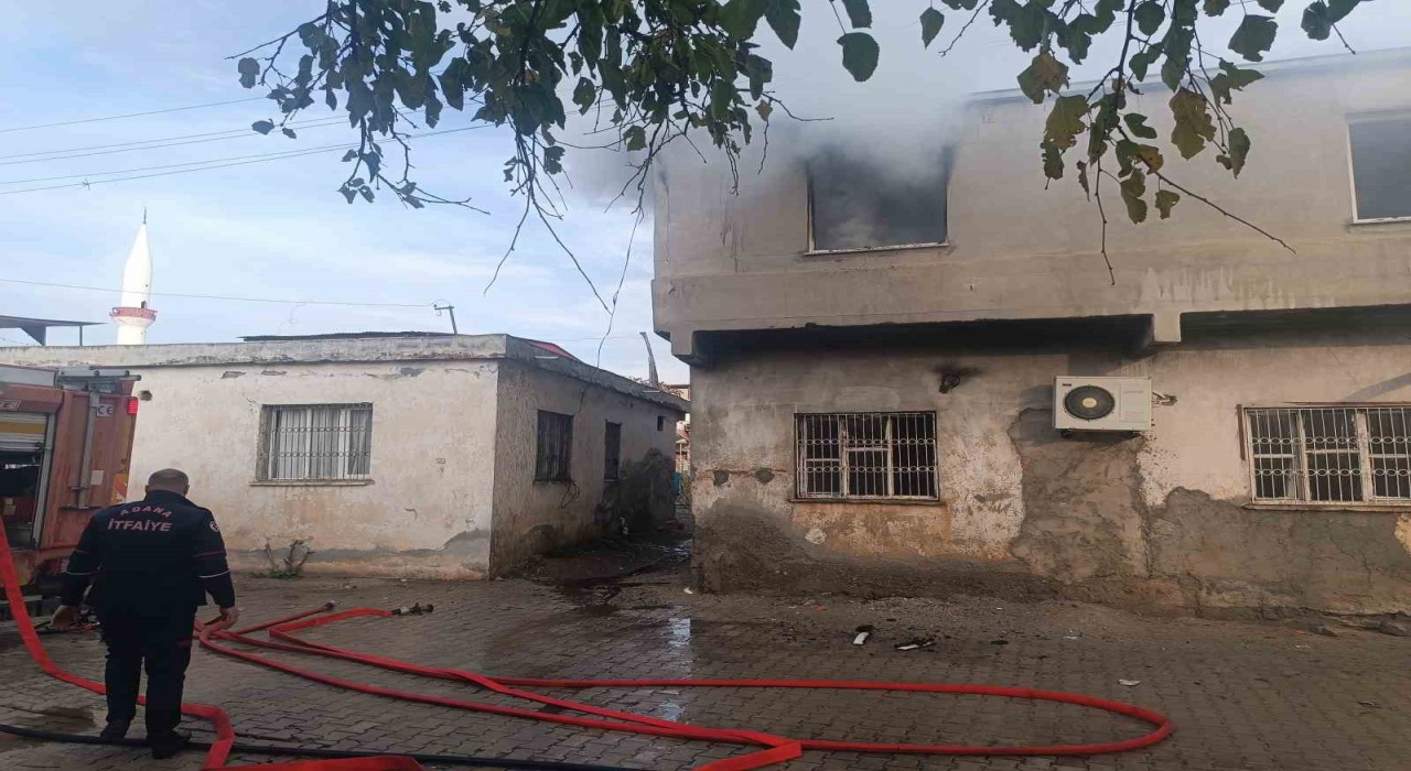 Adanada şarja takılı tablet bir evi kullanılamaz hale getirdi