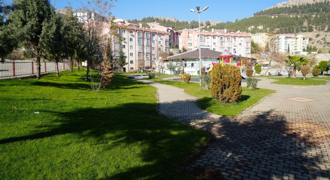 Adıyamanda park ve bahçelerin onarımı devam ediyor