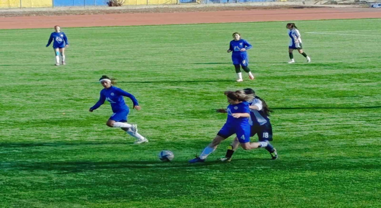 Ağrı ASPGSK Kadın Futbol Takımı, Erzincan Gençler Gücünü 2-0 mağlup ederek liderliğini sürdürdü