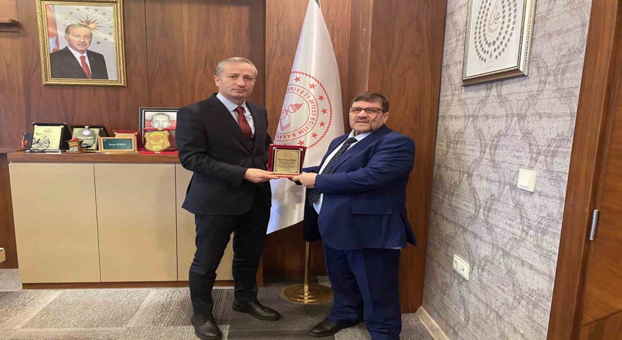 Ağrıda 45 yıl görev yapan eğitimci emekliye ayrıldı