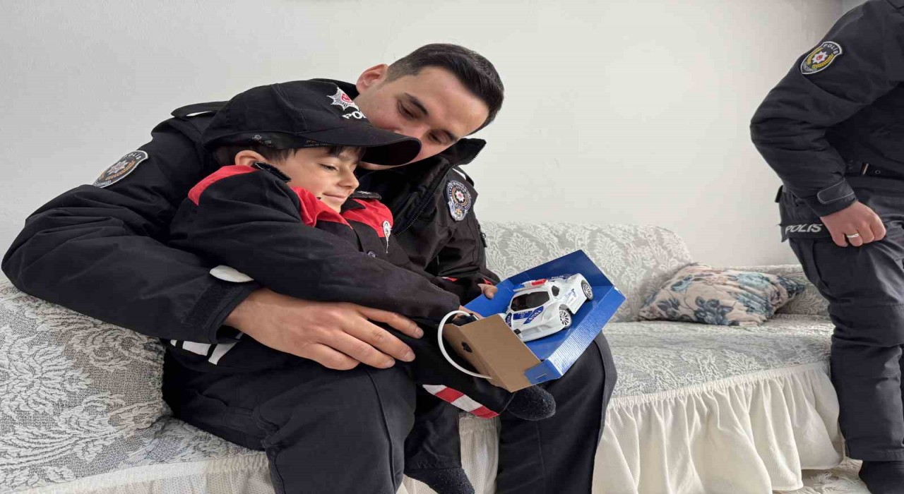 Ağrıda yürüme engelli minik Asafın polis olma hayali gerçek oldu