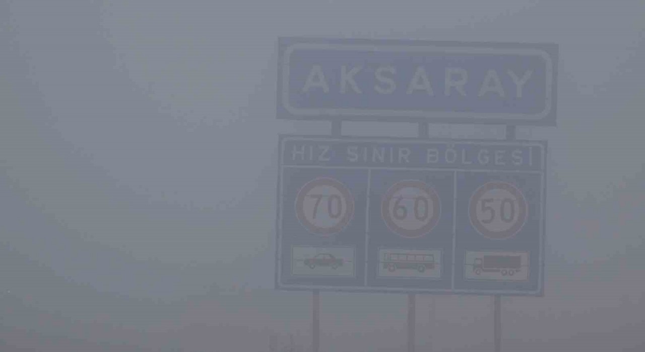 Aksarayda yoğun sis, görüş mesafesini 10 metreye kadar düşürdü