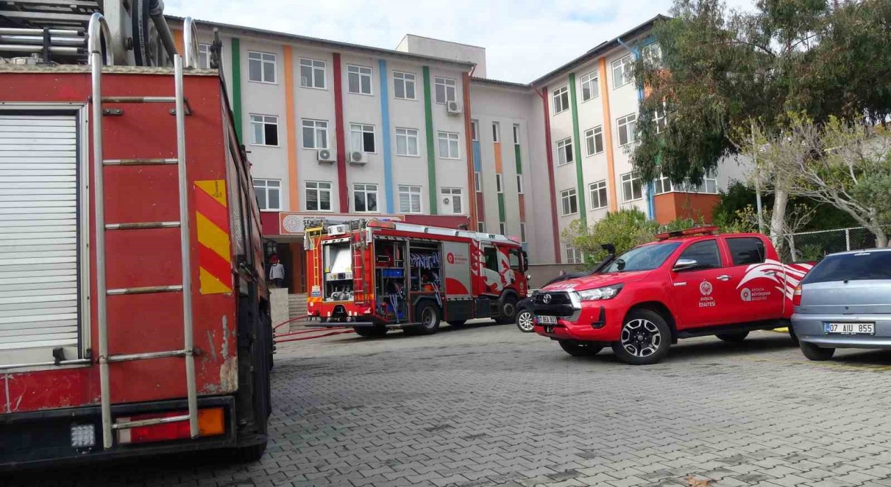 Alanyada okulun trafosu yandı, öğrenciler tahliye edildi