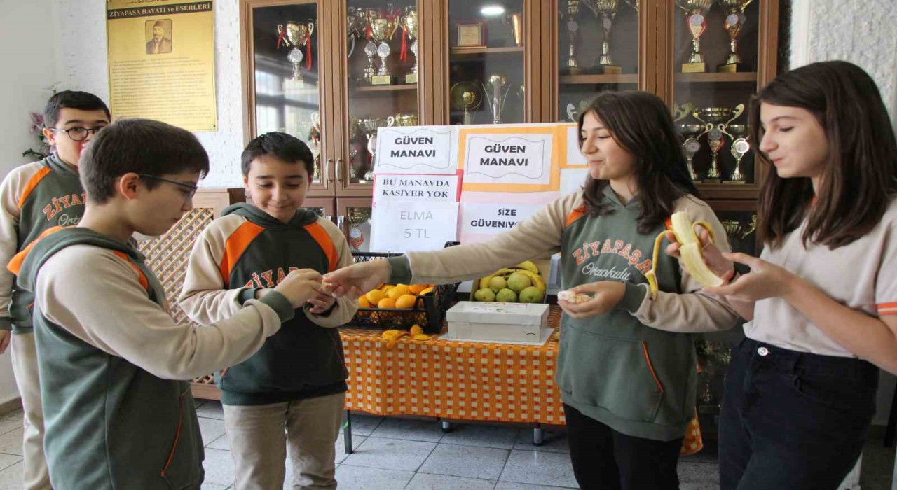Amasyalı öğrencilerden ‘Güven Manavında kasiyersiz alışveriş