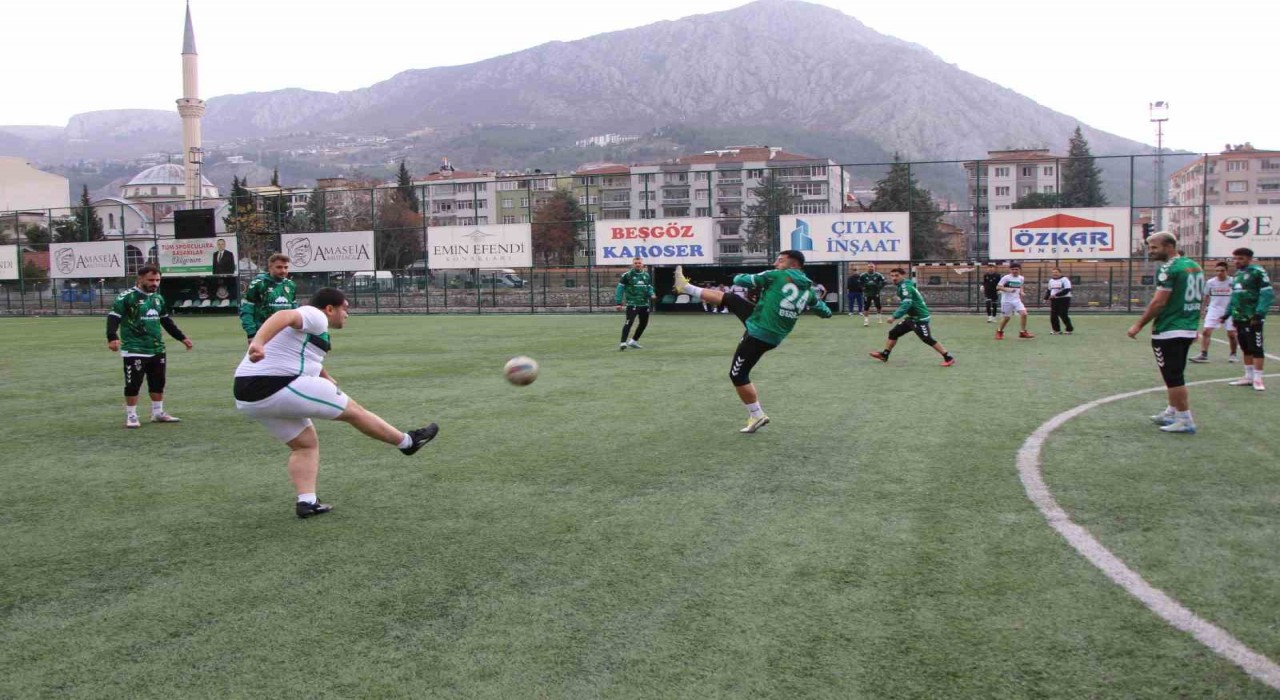 Amasyasporlu futbolcular, maç yaptıkları engelli taraftar Semih ve arkadaşlarını sevindirdi