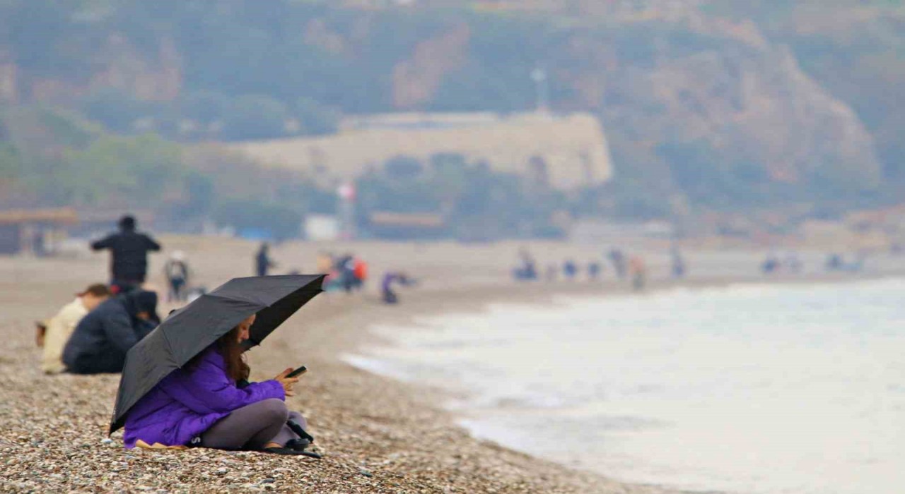 Antalyada yağmura rağmen şemsiye altında deniz keyfi