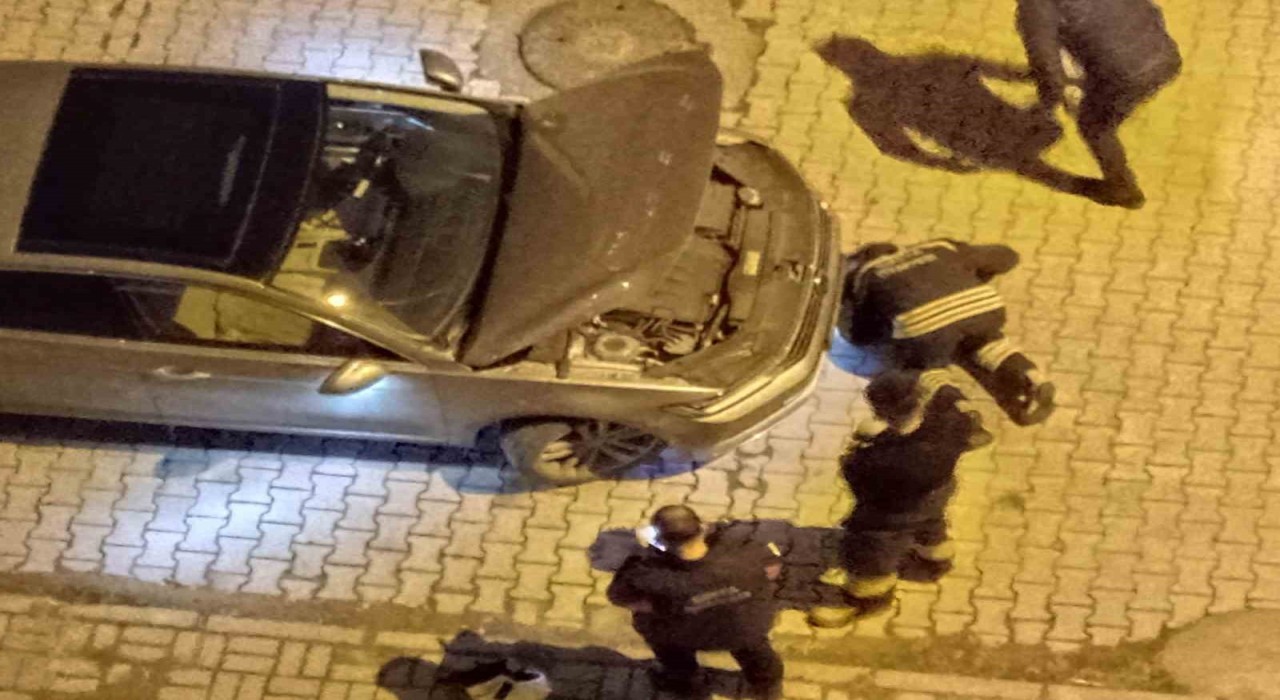 Araç motoruna sıkışan kedi kurtarıldı