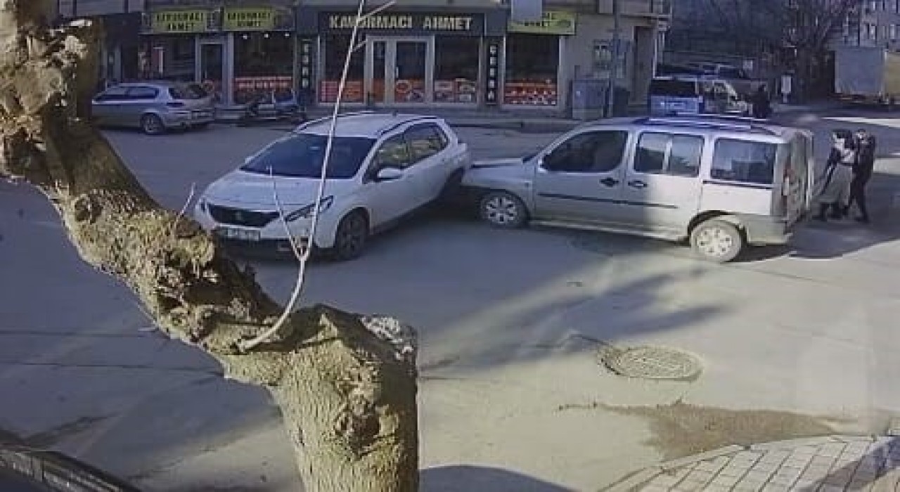Araçlar çarpıştı, 2'si çocuk 3 kişi yaralandı