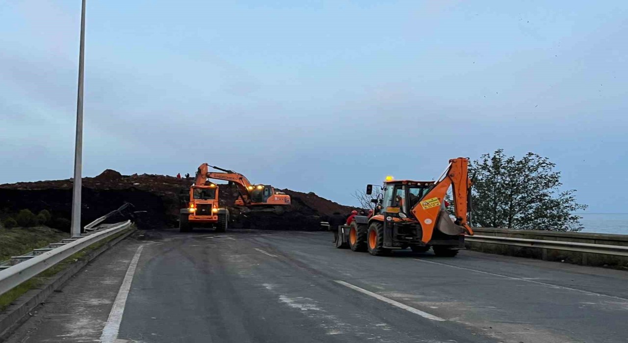 Arhavideki heyelanın ardından yol açma çalışmaları başladı