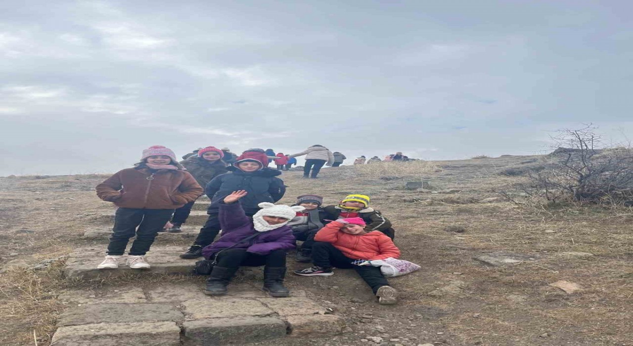 Arpaçaylı öğrenciler UNESCO Dünya Mirası Aniyi gezdi