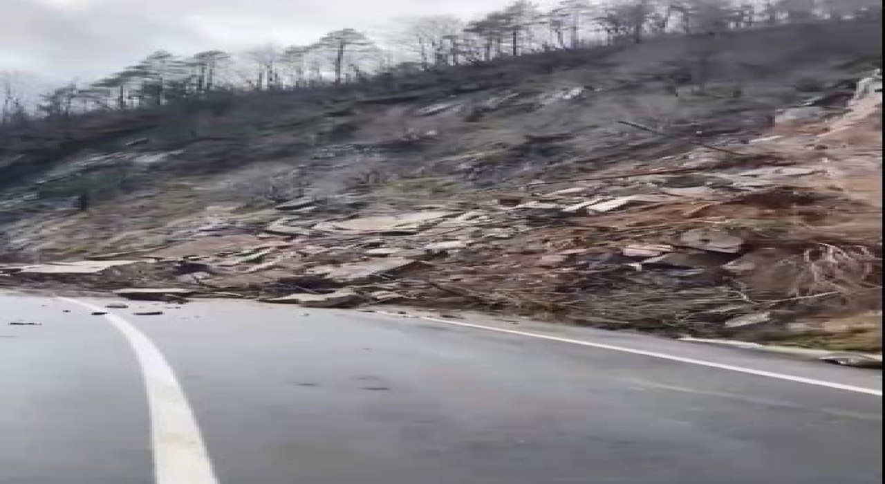 Artvinde heyelan nedeniyle Hopa-Borçka karayolu ulaşıma kapandı