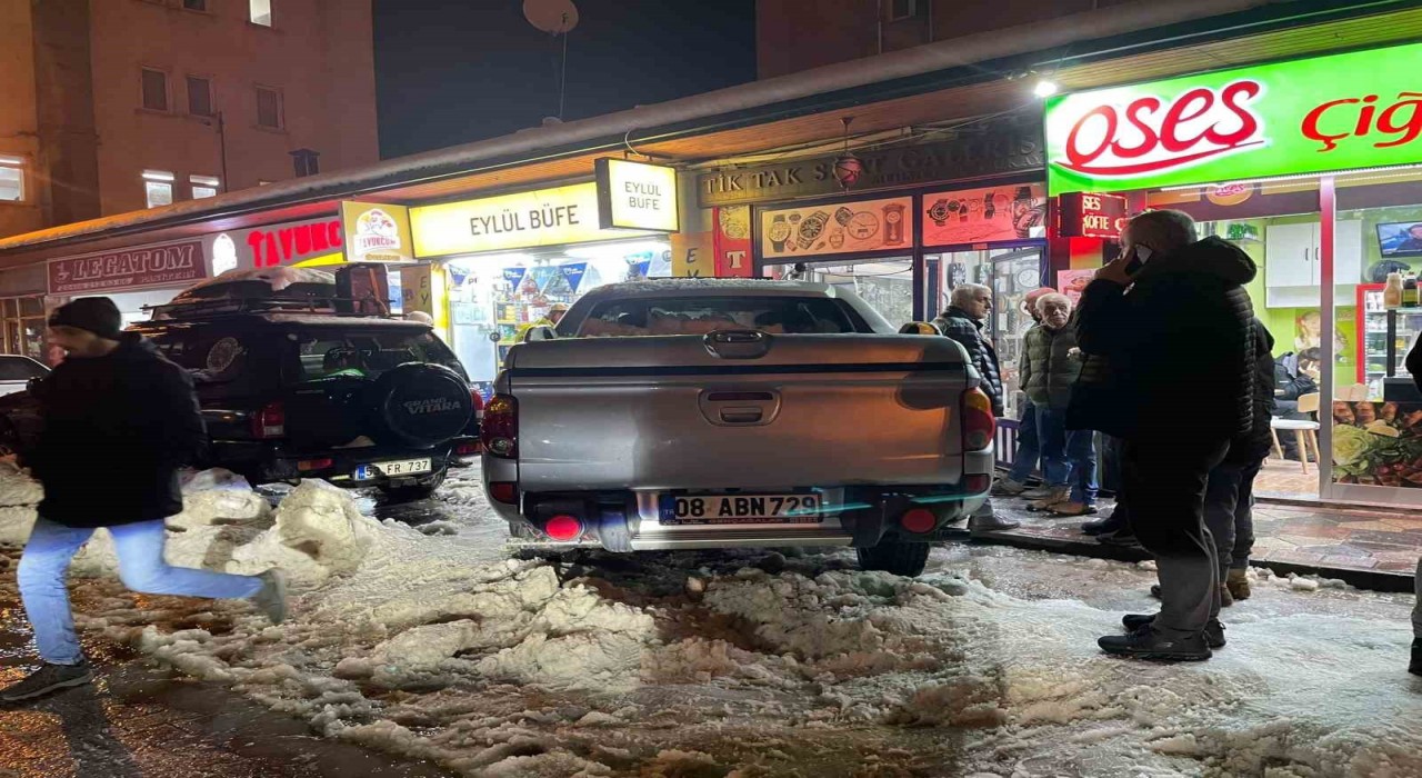 Artvinde kontrolden çıkan kamyonet iş yerine girdi: 2 yaralı