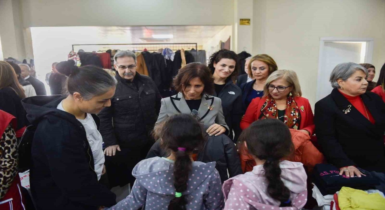 Askıda Al projesiyle ücretsiz giysi, ayakkabı ve oyuncak